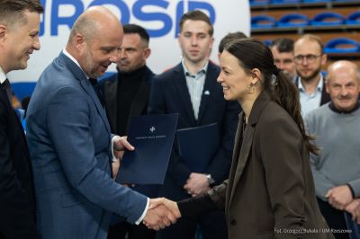 Zdjęcie z uroczystości wręczenia promes i umów dotyczących przyznania dotacji rzeszowskim klubom i organizacjom sportowym. Fot. Grzegorz Bukała, Urząd Miasta Rzeszowa